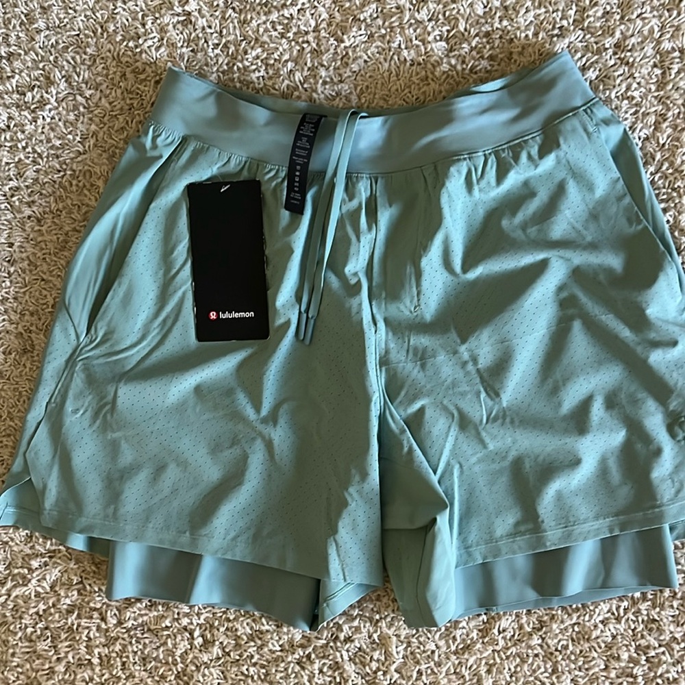 New with tags sage green men’s vented tennis shorts size medium